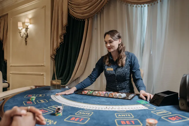 The Twenty in Your Pocket: Why Tipping Is the Most Overlooked Line Item in Your Gambling Budget